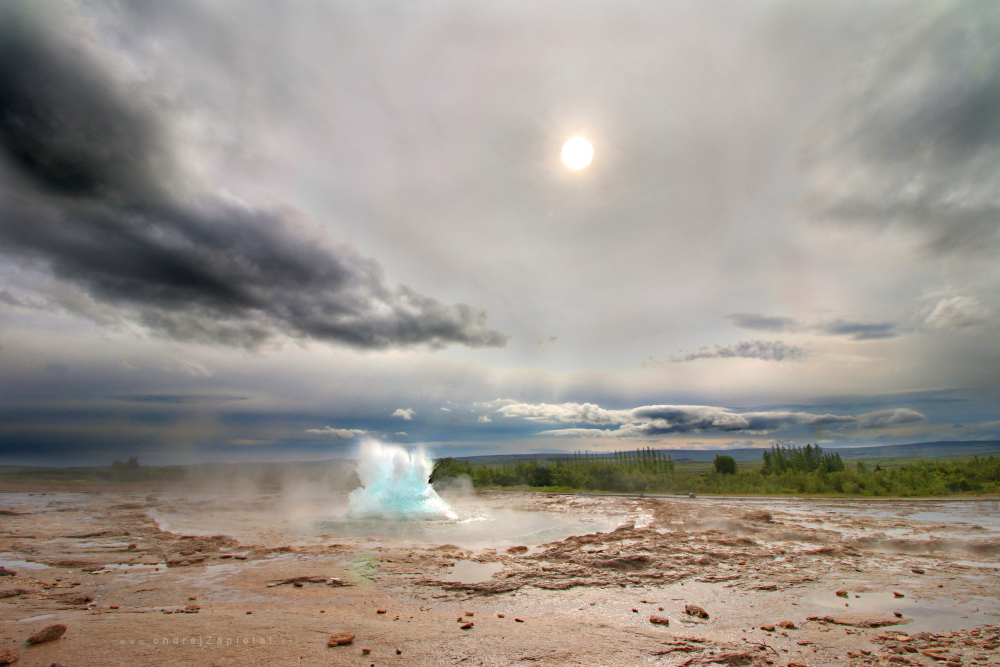 Beginning of an Eruption (On the photo:  (Nature photography) příroda, voda, mraky, slunce)