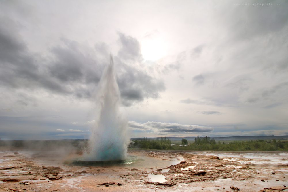 Eruption of Geyser (On the photo:  (Nature photography) voda, příroda, mraky)