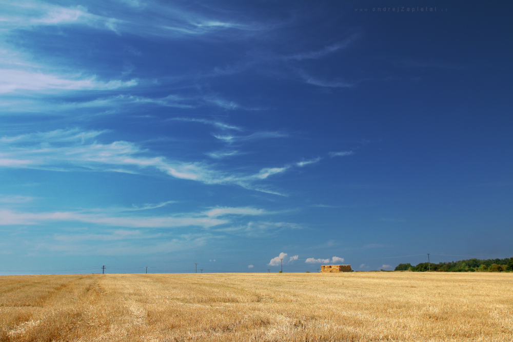 Stack of Straw (On the photo:  léto, pole, elektřina)