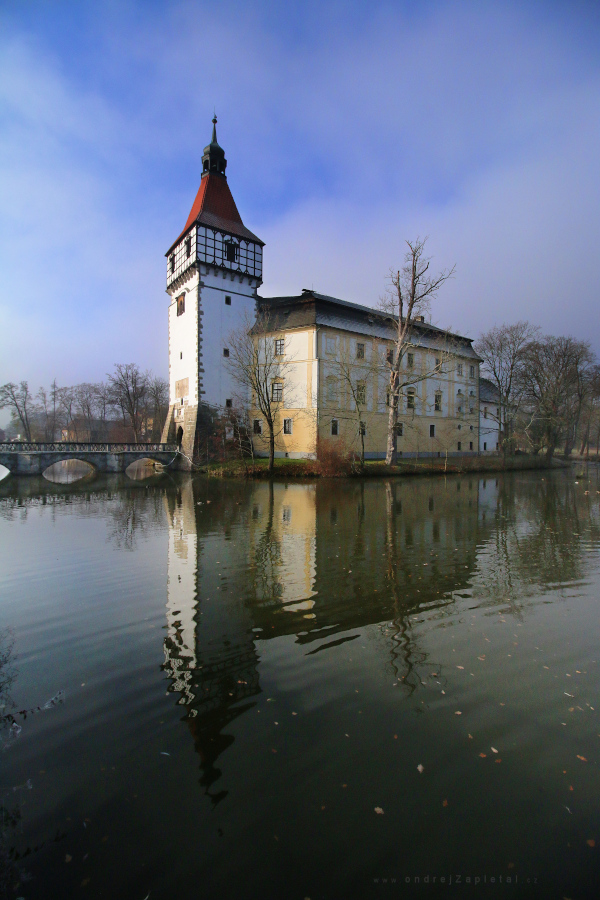 Vodní zámek (Na fotografii:  hrad, podzim, voda)