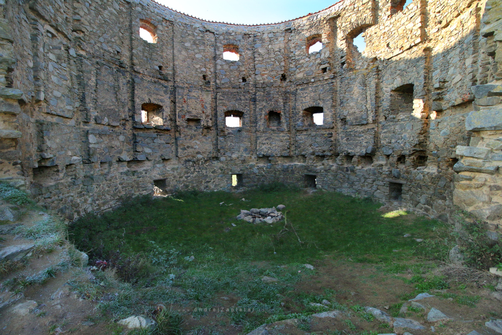 Inside of a Mill (On the photo:  (Urbex photography) ruiny, budova)