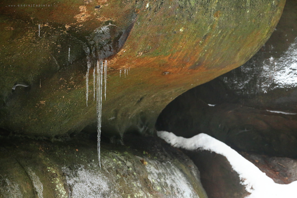 Icicle in Curves (On the photo:  (Nature photography) zima, skála, příroda)