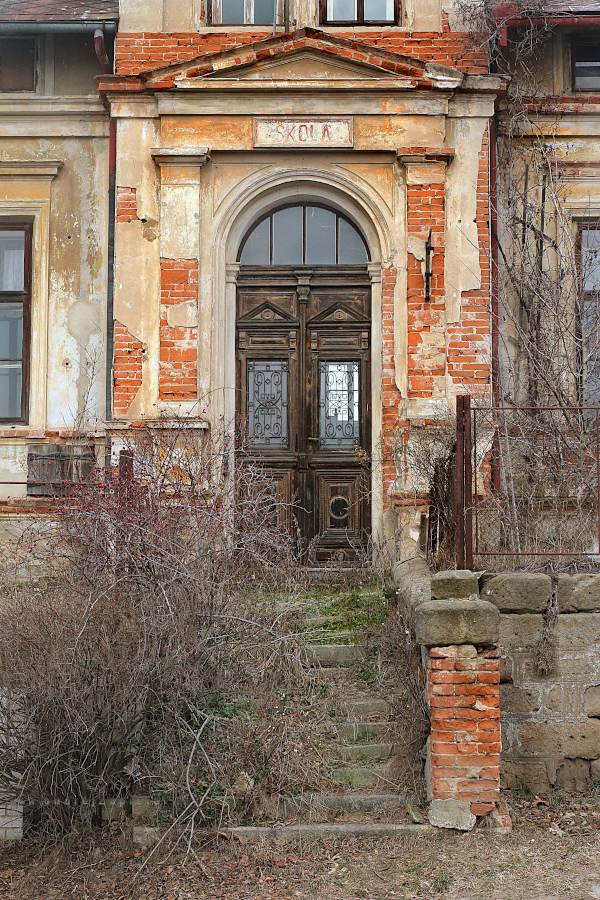 Fotografie Zarostlá škola, na fotce: ruiny, budova, cihly, autor: Ondřej Zapletal