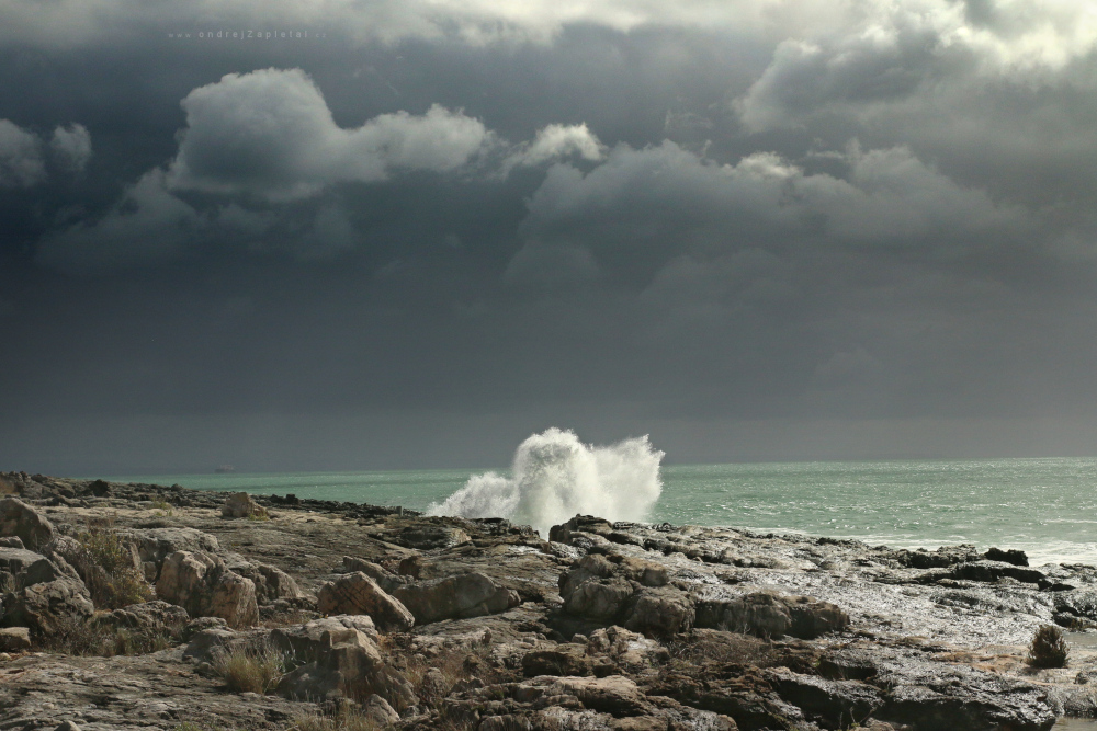 Breaking Wave (On the photo:  (Nature photography) moře, příroda, voda, mraky)