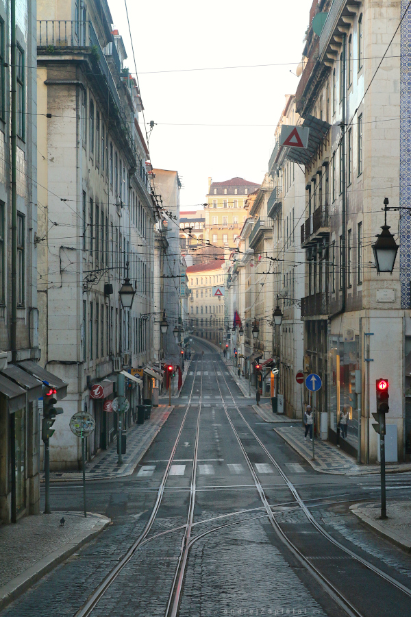 Street of Lisbon (On the photo:  (Street photography) ulice, ráno, elektřina, cesta)