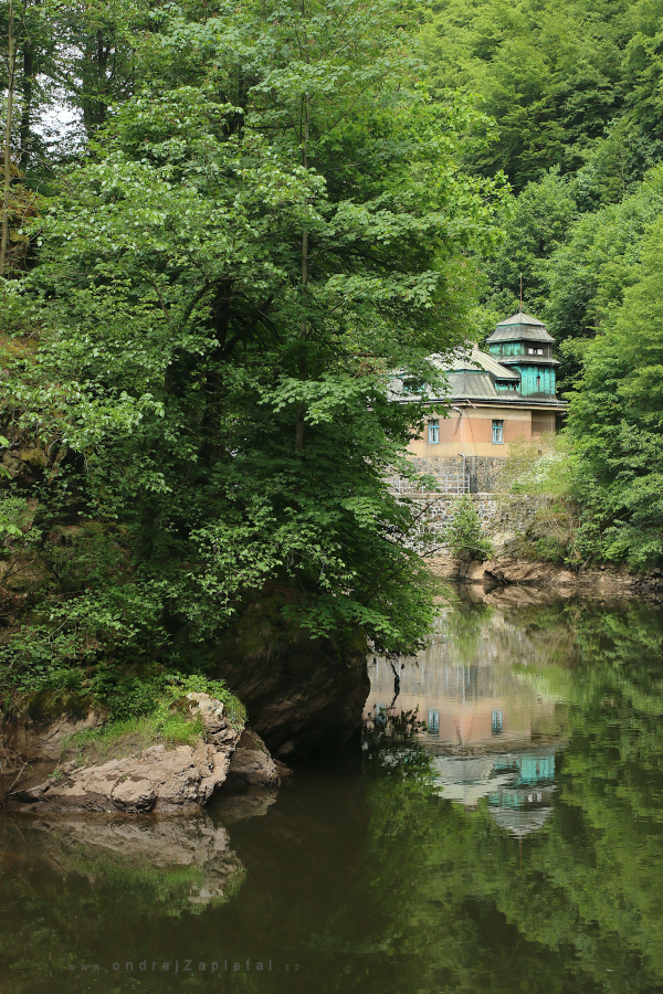 Stará elektrárna (Na fotografii:  elektřina, řeka, jaro, industrial, stromy)