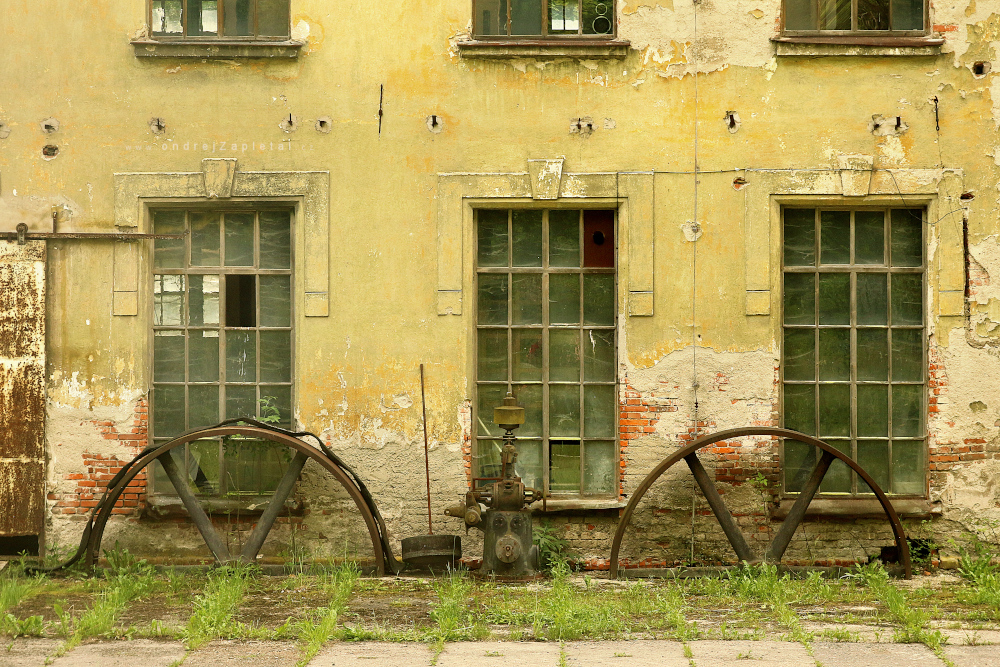 Wheels of Time (On the photo:  industrial, cihly, rozbité sklo)