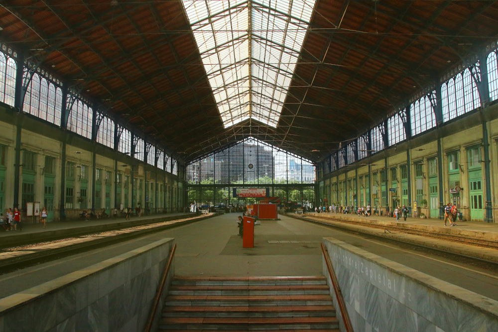 Ve středu haly (Na fotografii:  (Fotografie achitektury) vlak, interiér, budova)