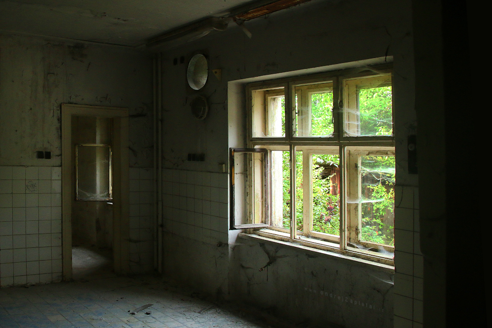 Okno do kuchyně (Na fotografii:  (Fotografie opuštěných míst) rozbité sklo, ruiny)