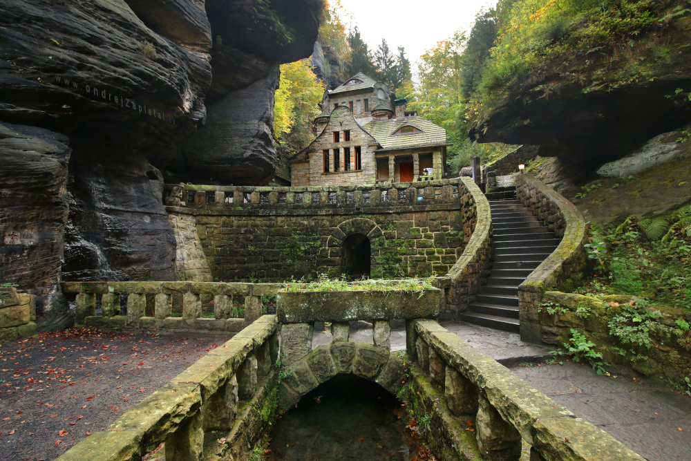 Velmi stará plynárna (Na fotografii:  (Fotografie achitektury) skála, budova, cesta, podzim)