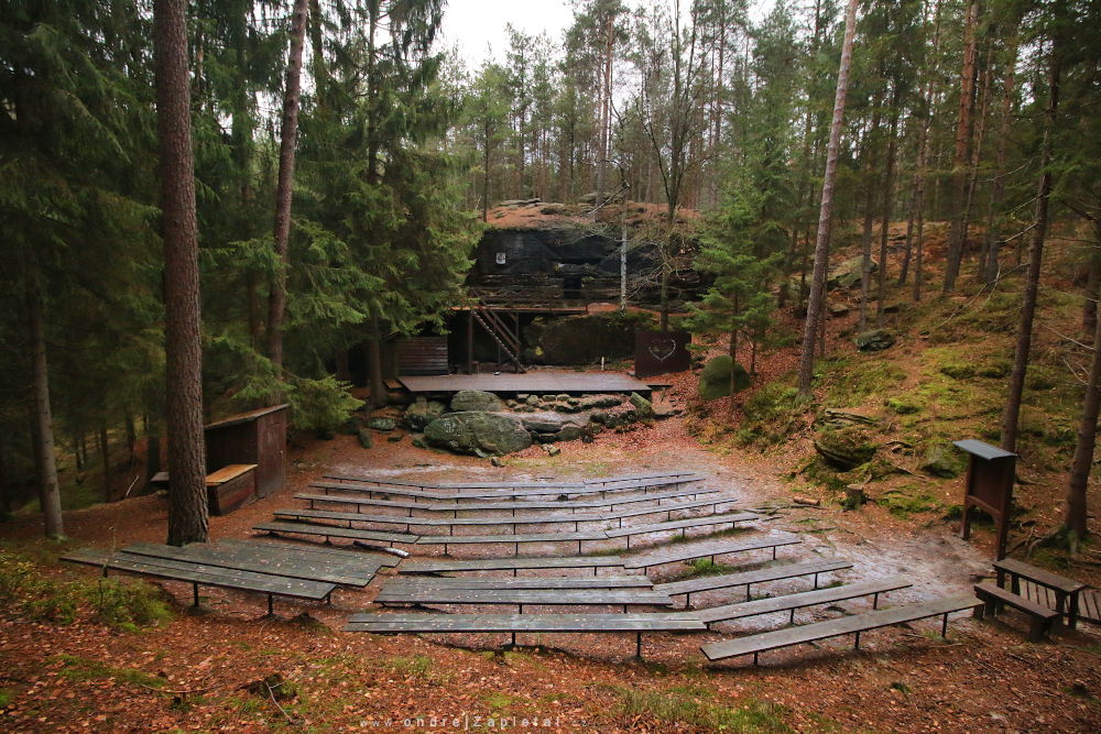 Divadlo v lese (Na fotografii:  (Fotografie přírody) les, stromy, skála)