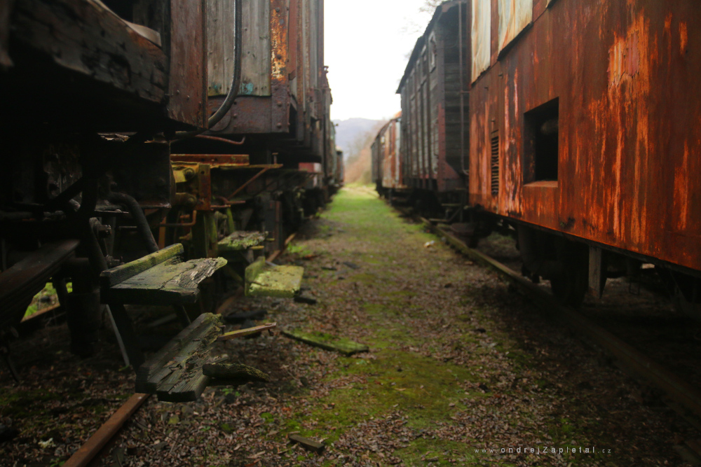Between Rail Cars (On the photo:  vlak, industrial)