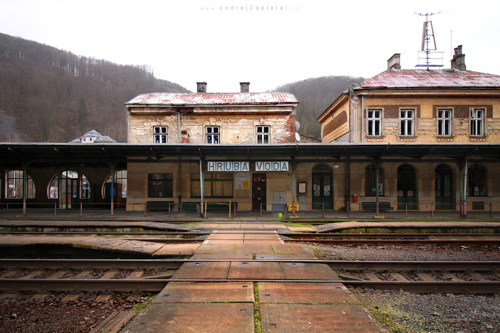 Hrubá Voda (On the photo:  (Architecture photography) vlak, zima, budova, venkov, nápisy)