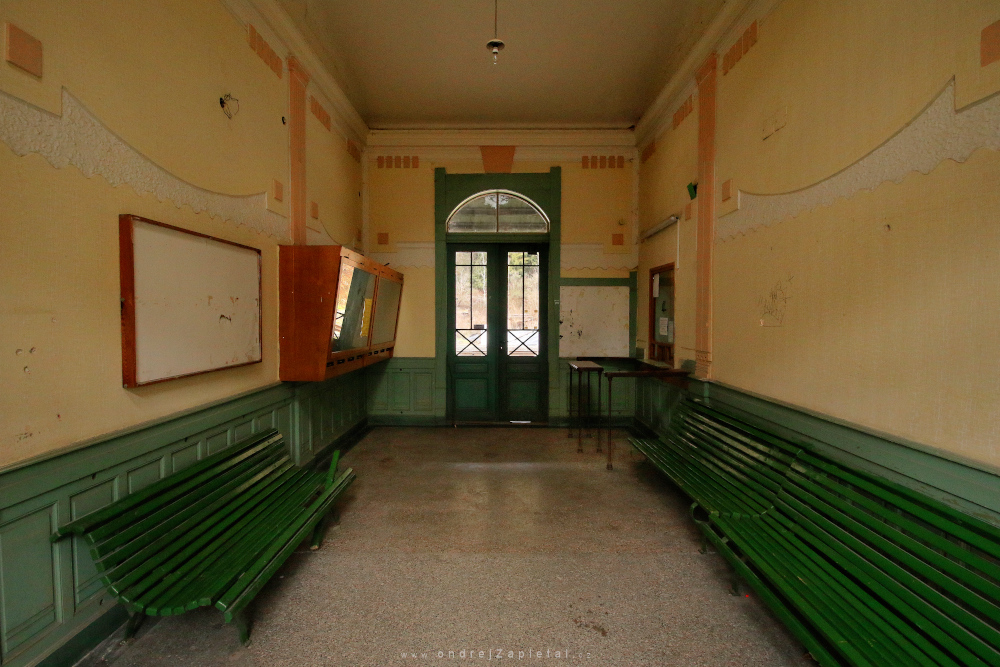 V čekárně (Na fotografii:  vlak, interiér)