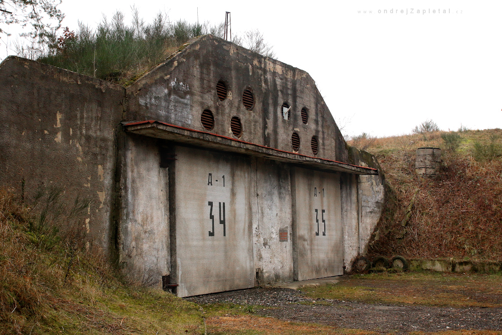 34-35 (On the photo:  armáda, industrial, beton)