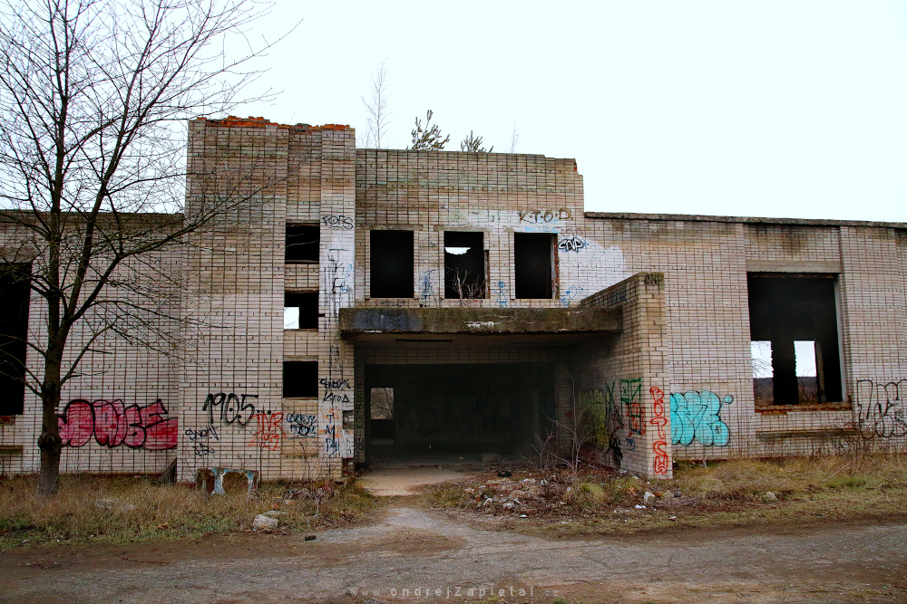 Entry (On the photo:  (Urbex photography) armáda, zima, ruiny)