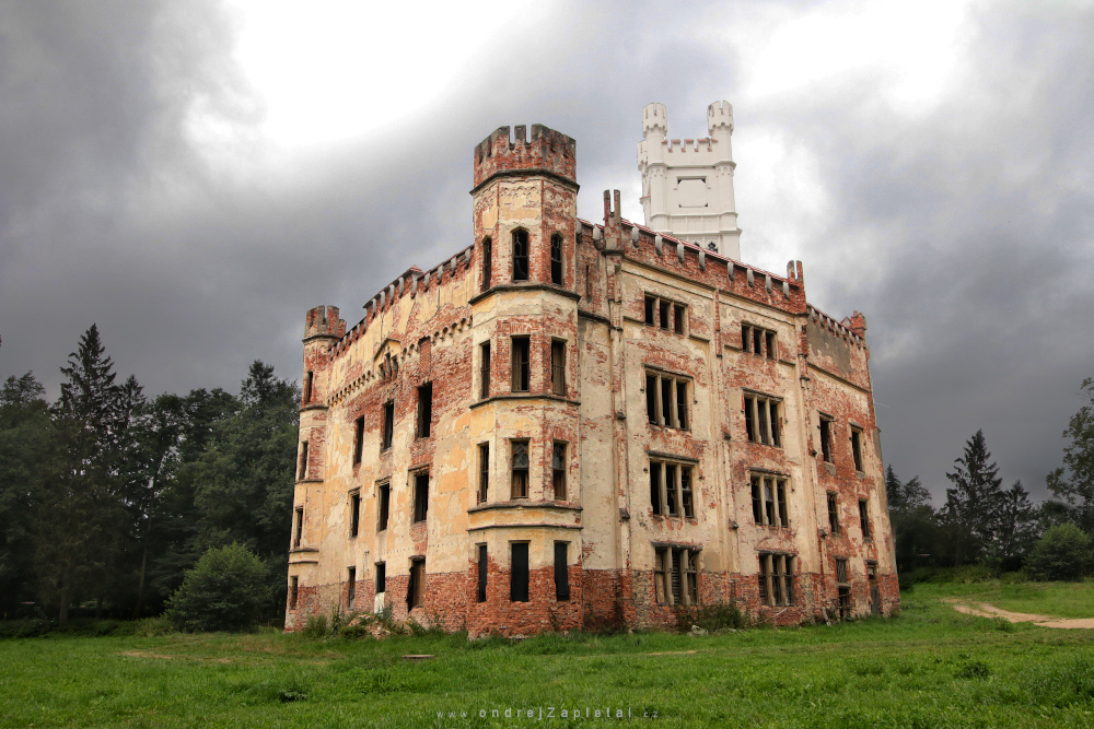 Fotografie Decaying, na fotce: castle, summer, clouds, bricks, autor: Ondřej Zapletal