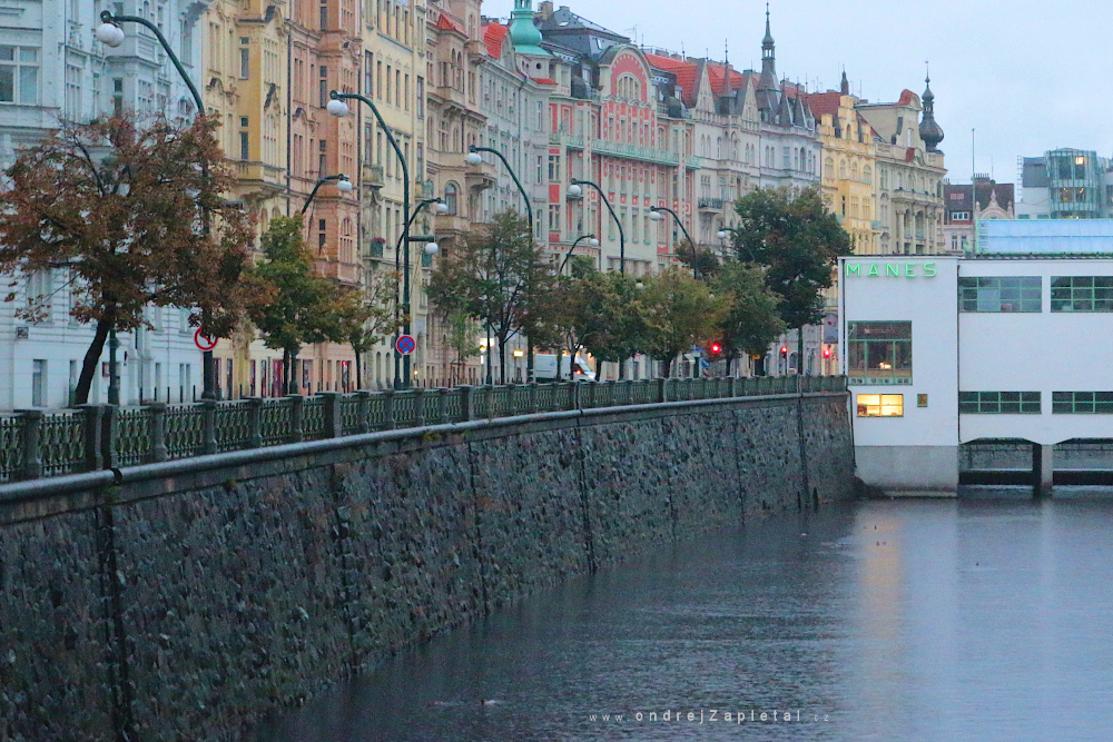  (On the photo:  (Urban photography) řeka, ulice, ráno, praha)