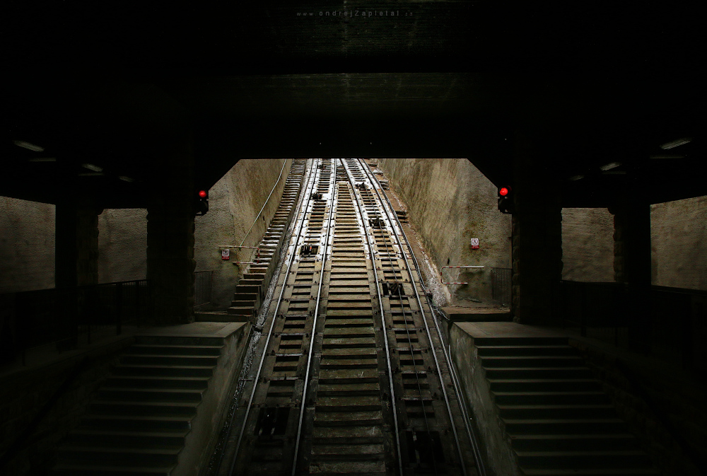 Betonová stanice (Na fotografii:  beton, vlak, elektřina, cesta)