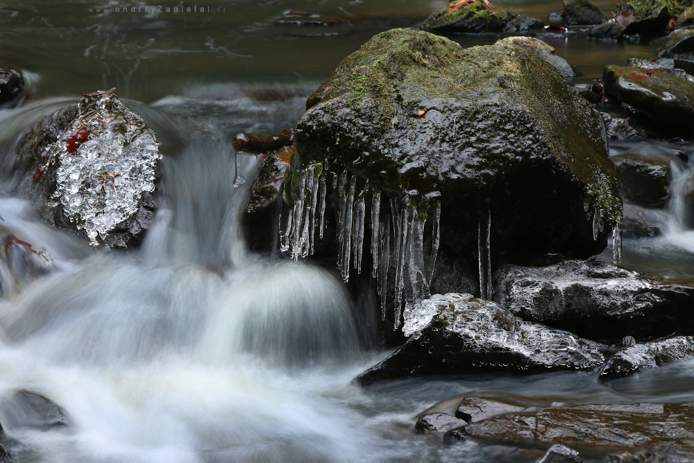 River Icicles (On the photo:  (Nature photography) zima, řeka, voda, příroda, skála)