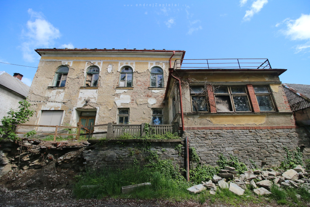 Decaying Old House (On the photo:  (Urbex photography) ruiny, budova)