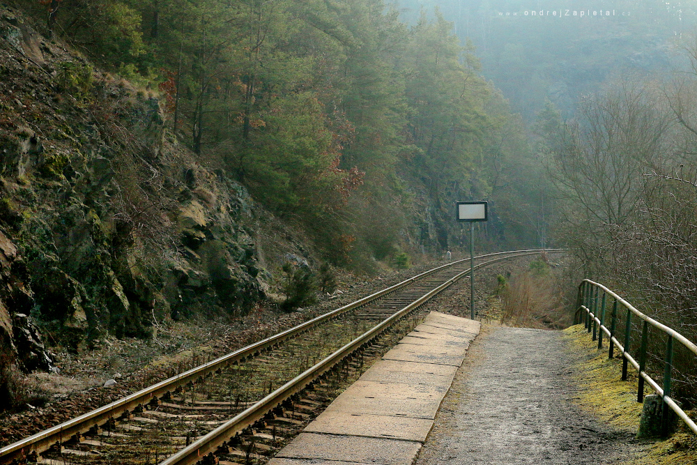 Fotografie Train Stop, na fotce: train, path, morning, rock, autor: Ondřej Zapletal