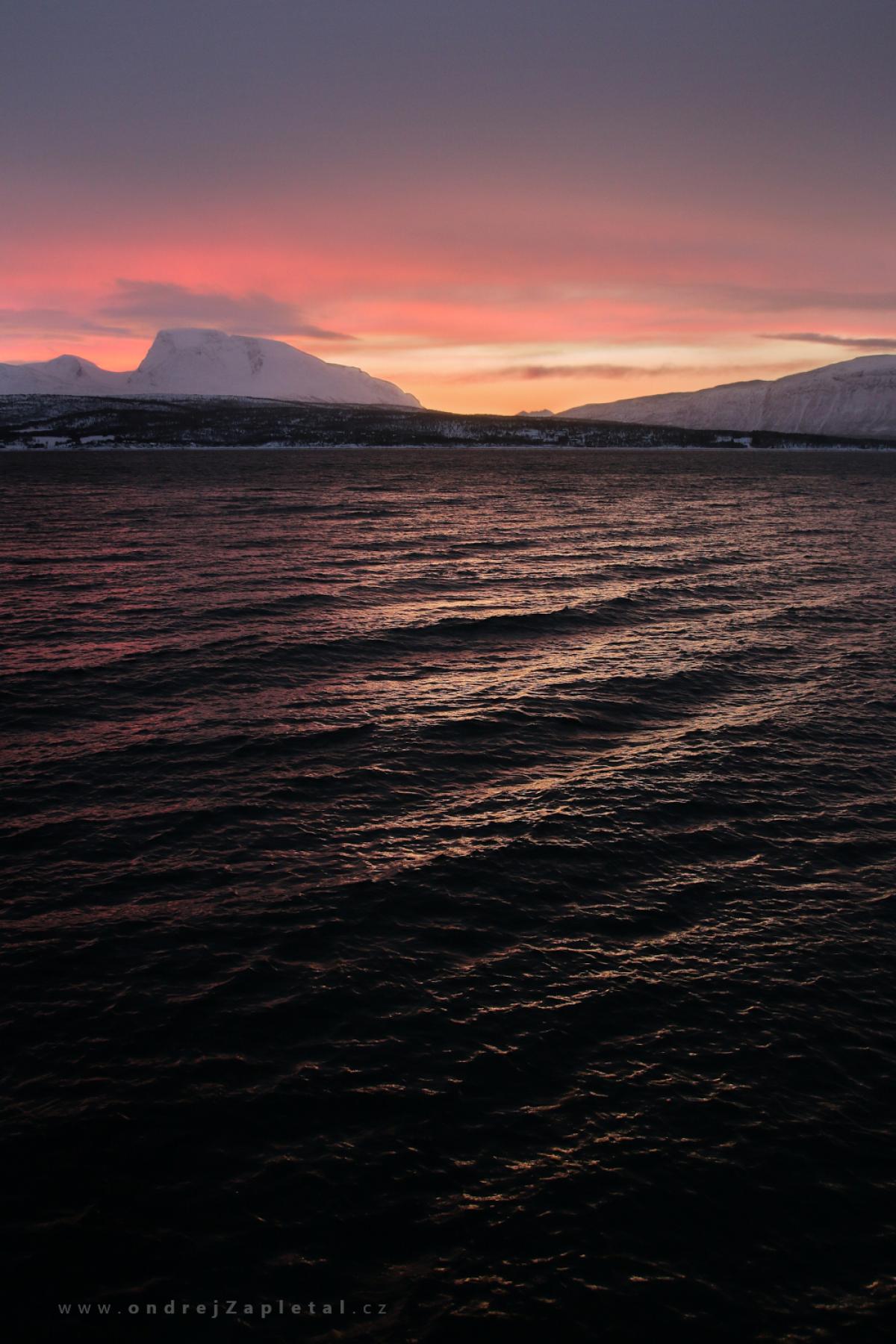 Waves in fjord (On the photo:  (Nature photography) moře, hory, příroda, ráno)