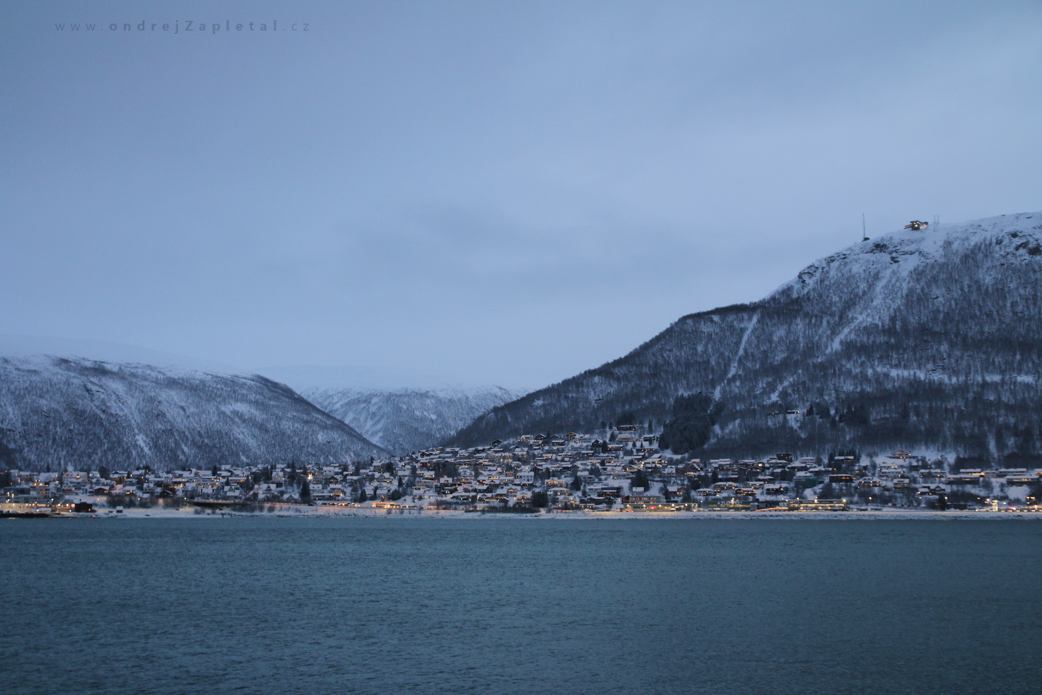 Houses under mountain (On the photo:  zima, sníh, elektřina, hory)