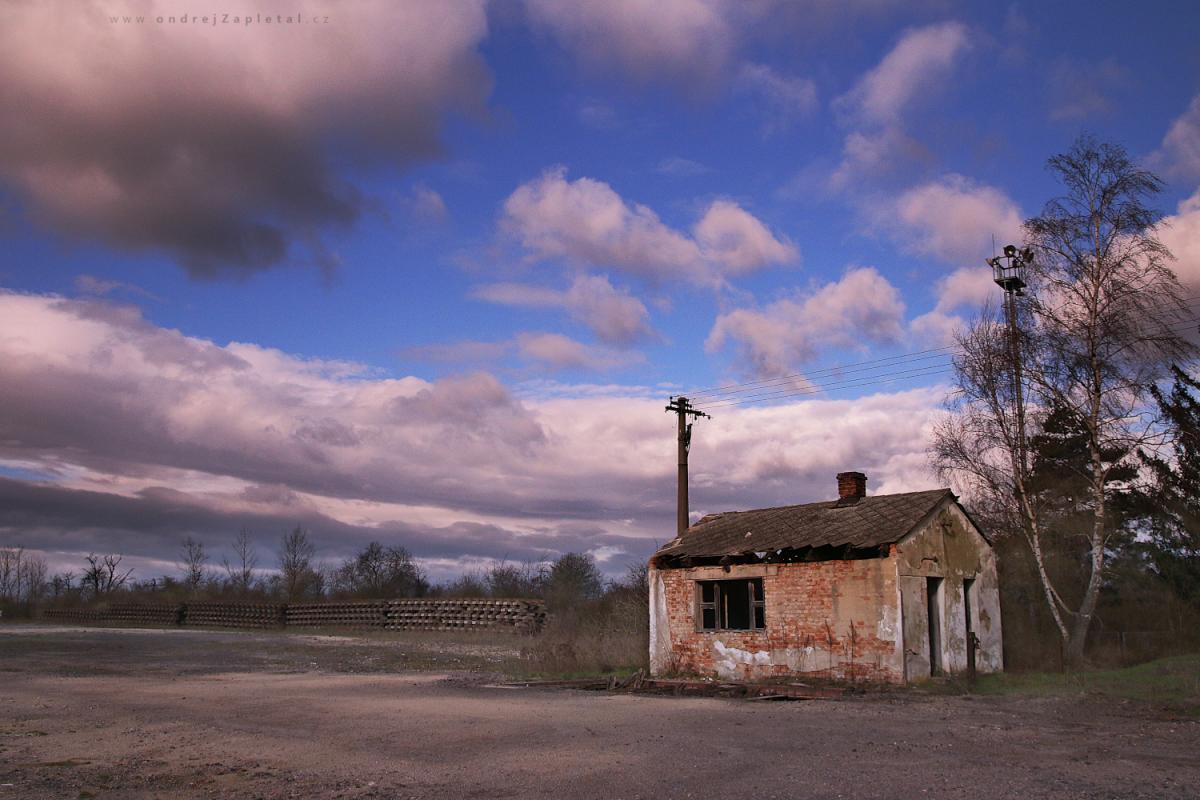 By railway station (On the photo:  (Architecture photography) budova, vlak, mraky, venkov)