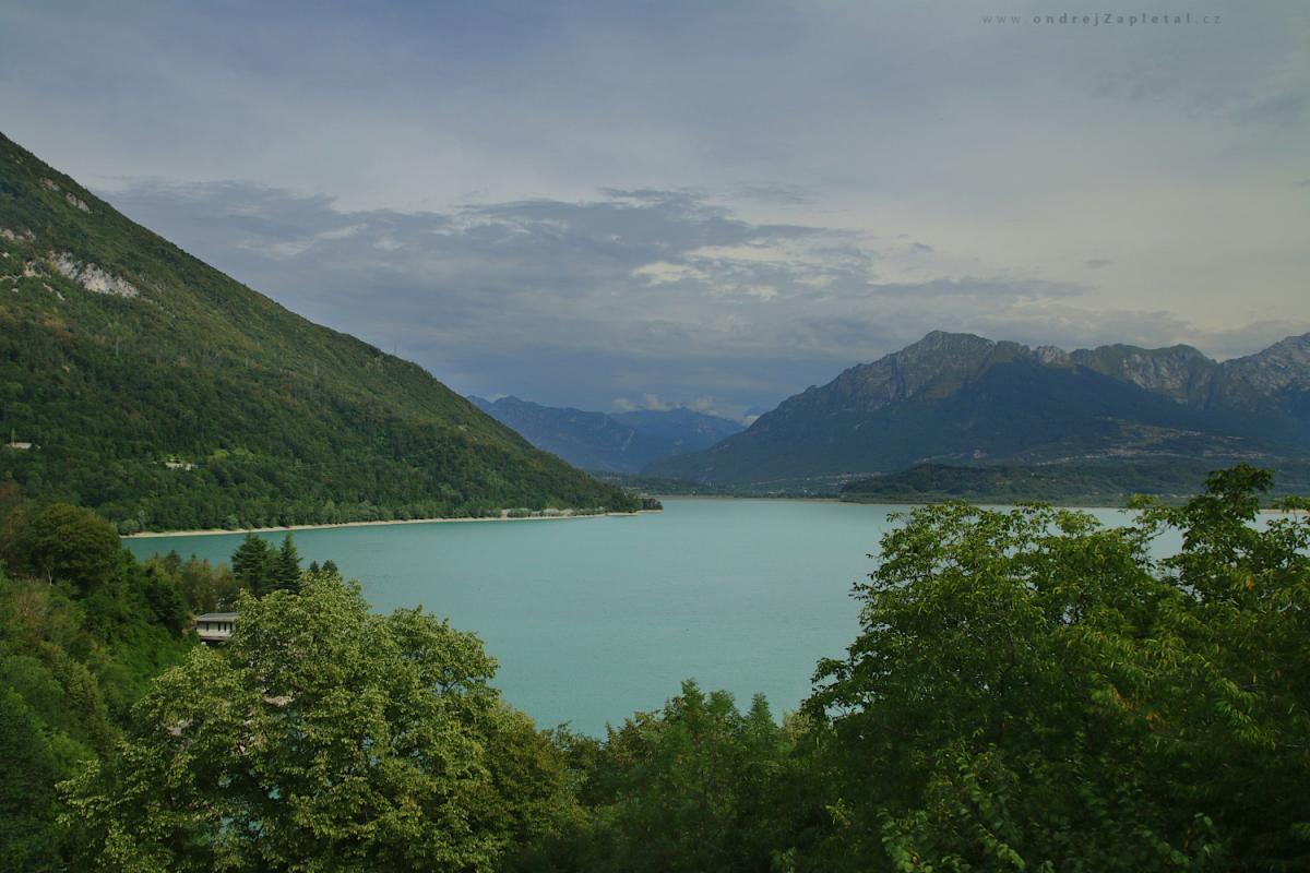 Lake (On the photo:  voda, hory, stromy)