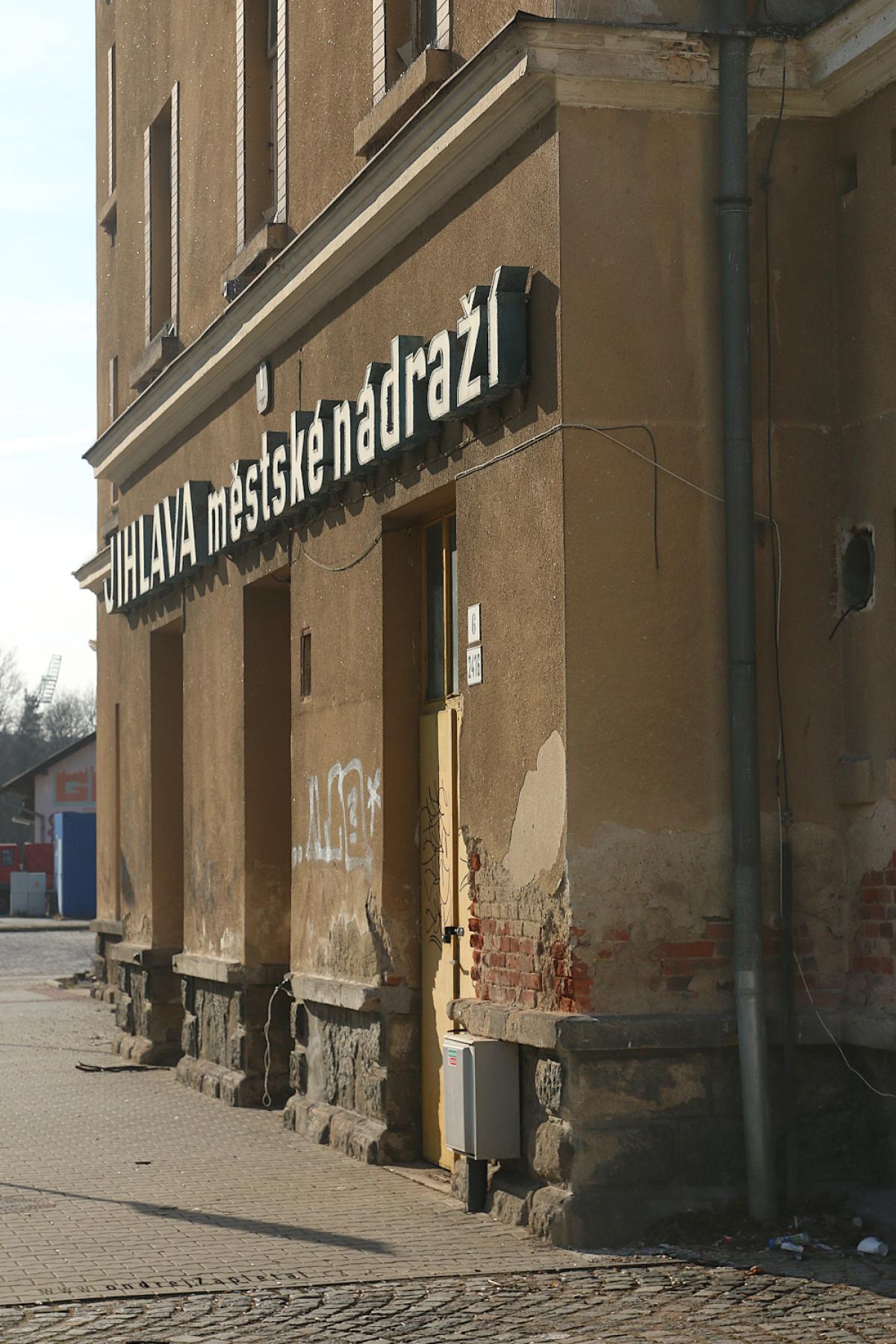 Jihlava městské nádraží (On the photo:  (Street photography) nápisy, vlak, cihly, ulice)