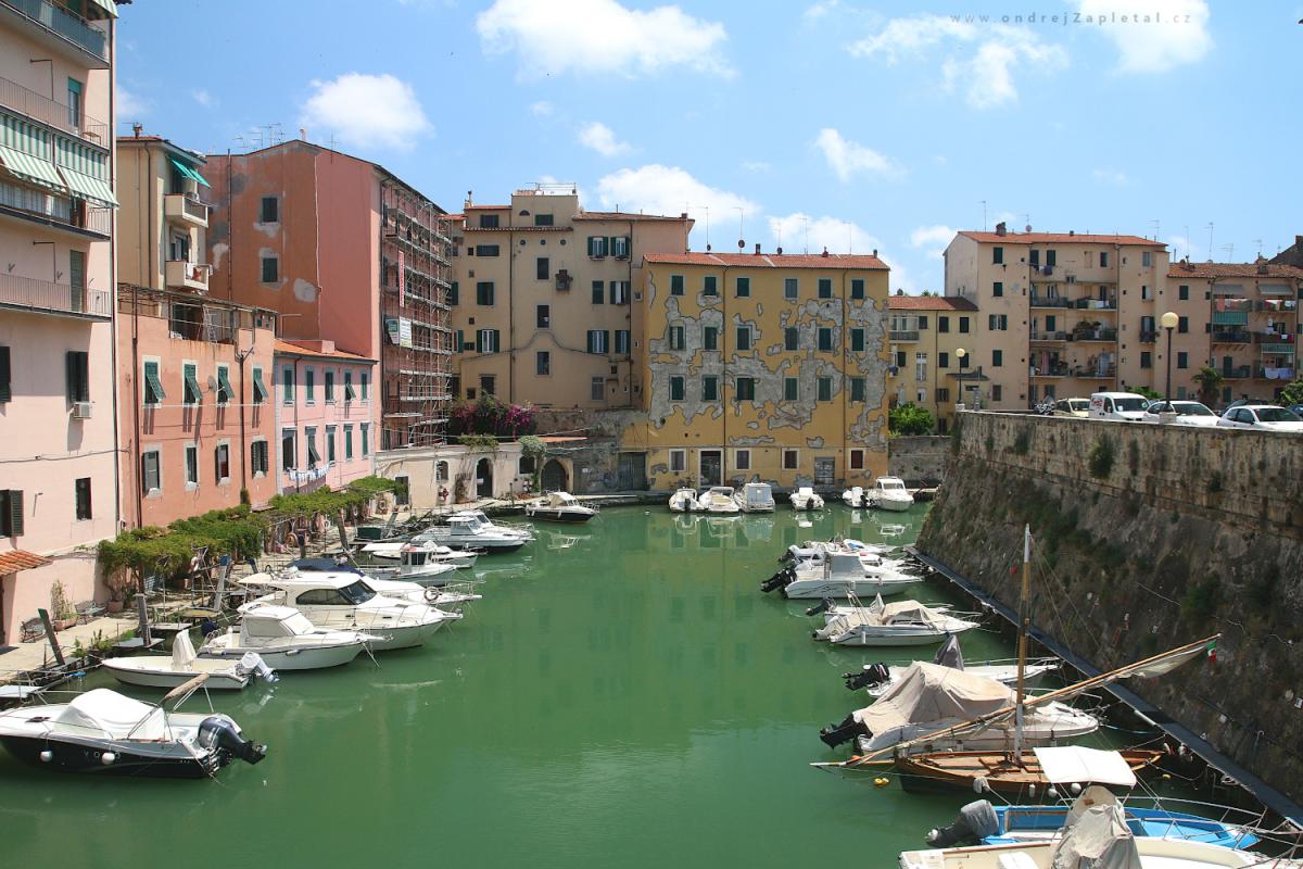 Parking (On the photo:  (Street photography) loď, ulice, léto)