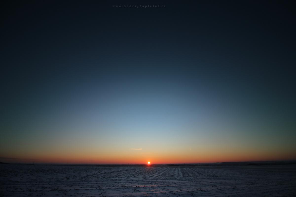 Over the horizon (On the photo:  zima, slunce, ráno, pole, venkov)