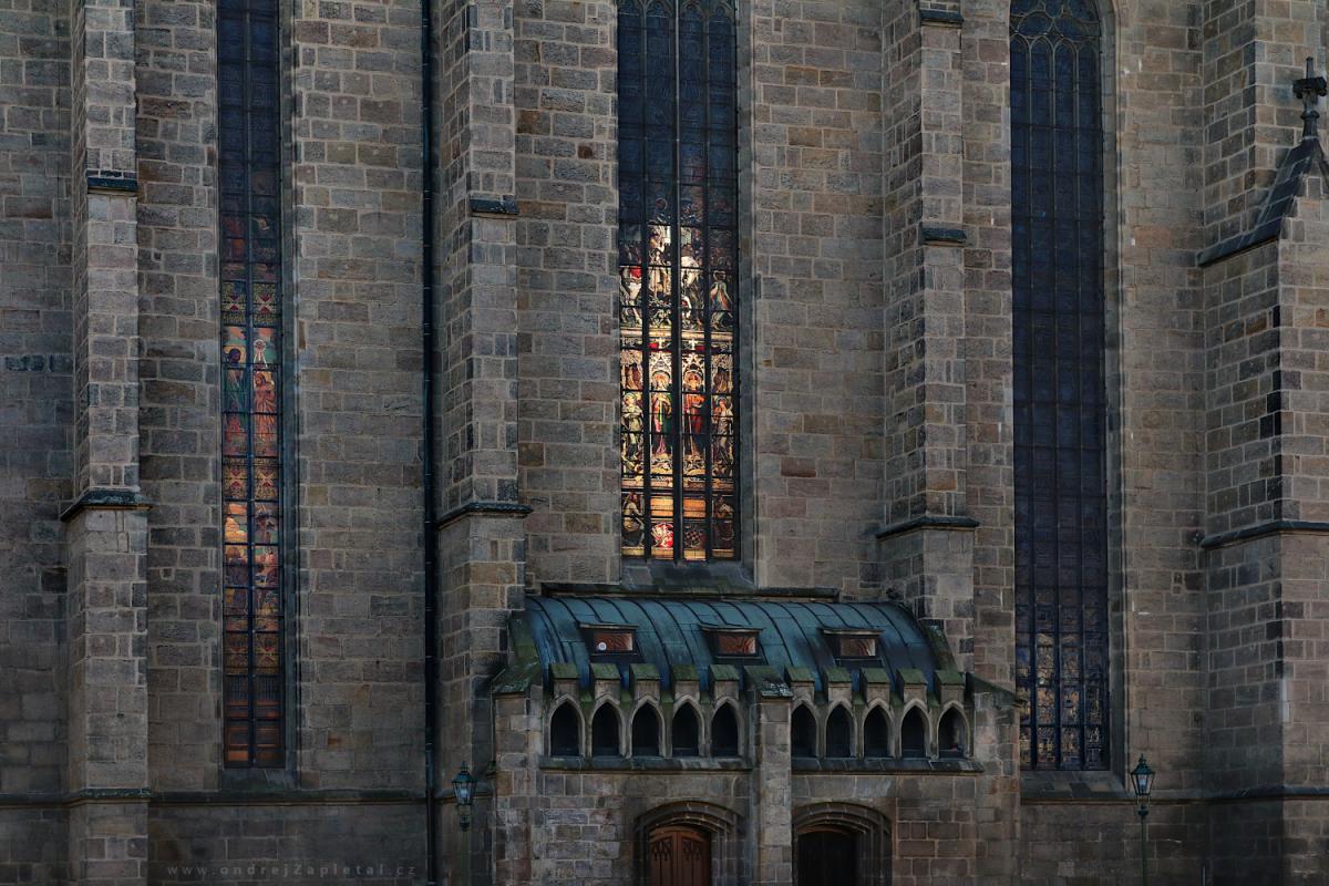 Shining through (On the photo:  (Architecture photography) kostel, cihly, budova)