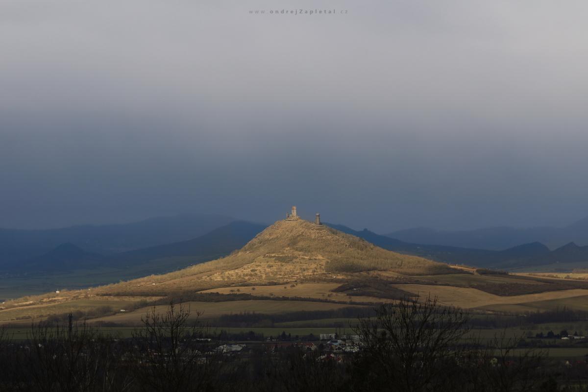 Shining on a castle (On the photo:  (Landscape photography) hrad, venkov, obloha, zima, hory, mraky, ruiny)