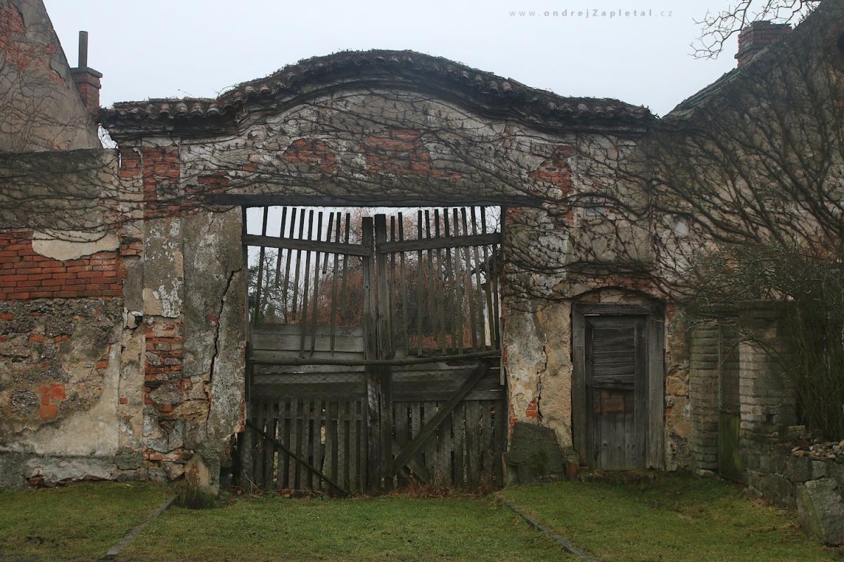 Gate decaying (On the photo:  cihly, venkov)