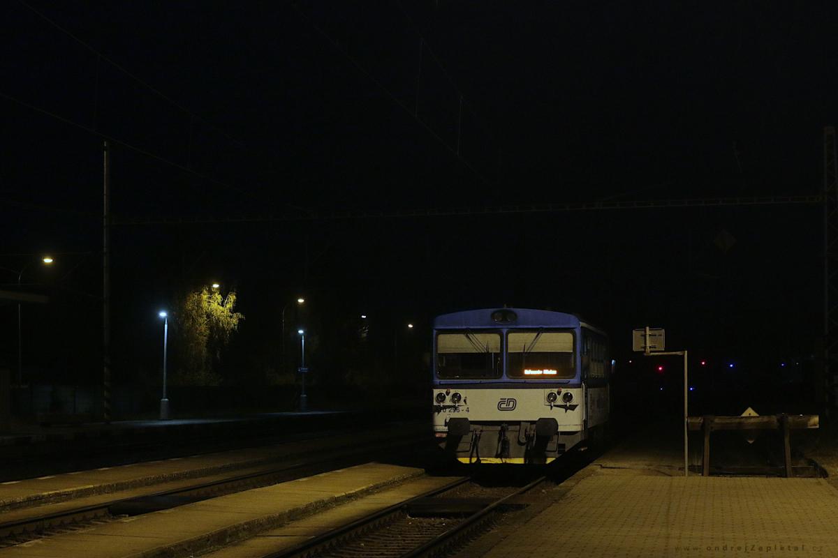 First train (On the photo:  (Night photography) vlak, noc, elektřina, cesta, nápisy)