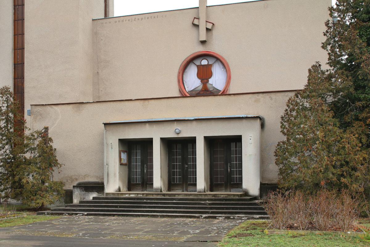 Lost Church (On the photo:  (Urbex photography) kostel, budova, ruiny, praha, stromy)