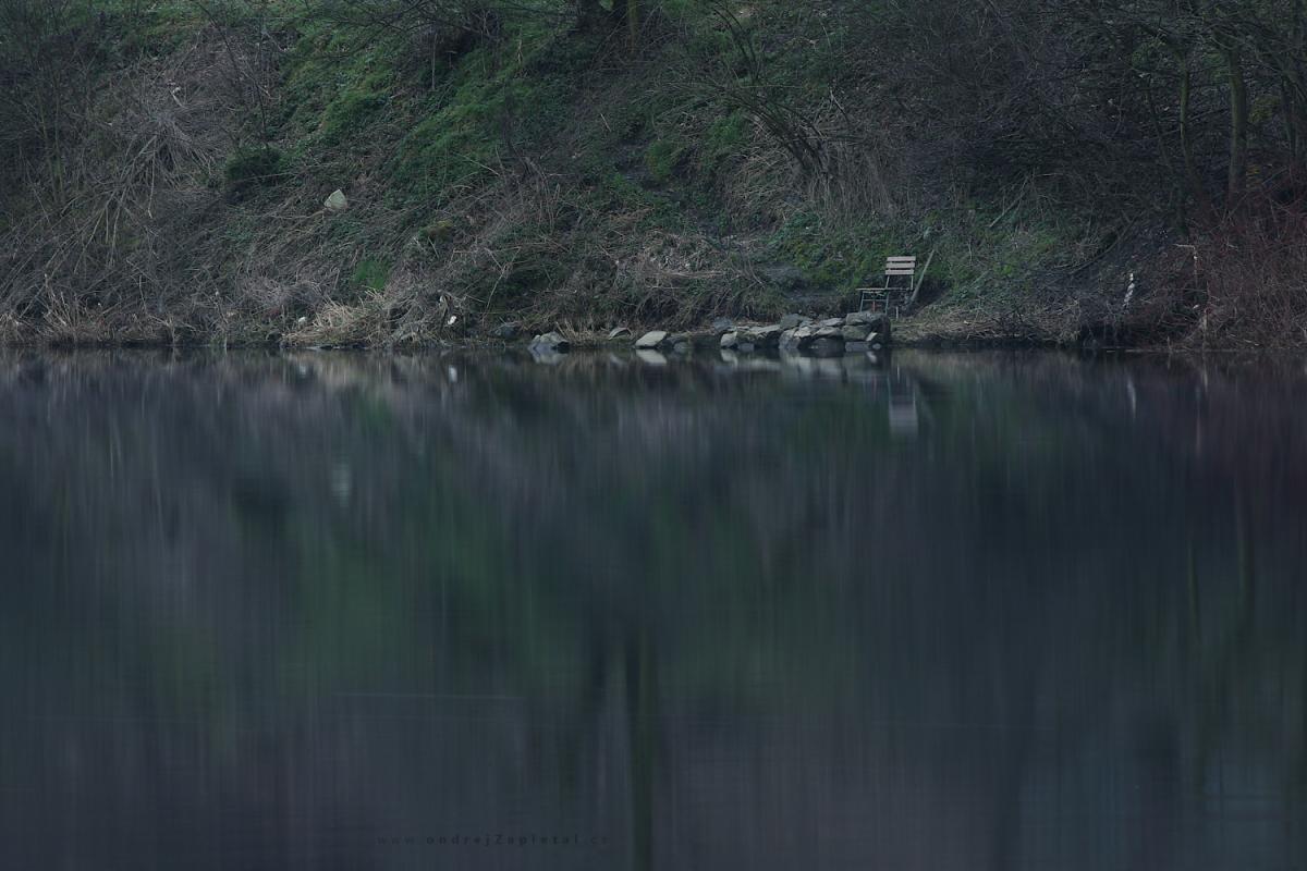 Posezení u řeky (Na fotografii:  řeka, ráno, venkov)