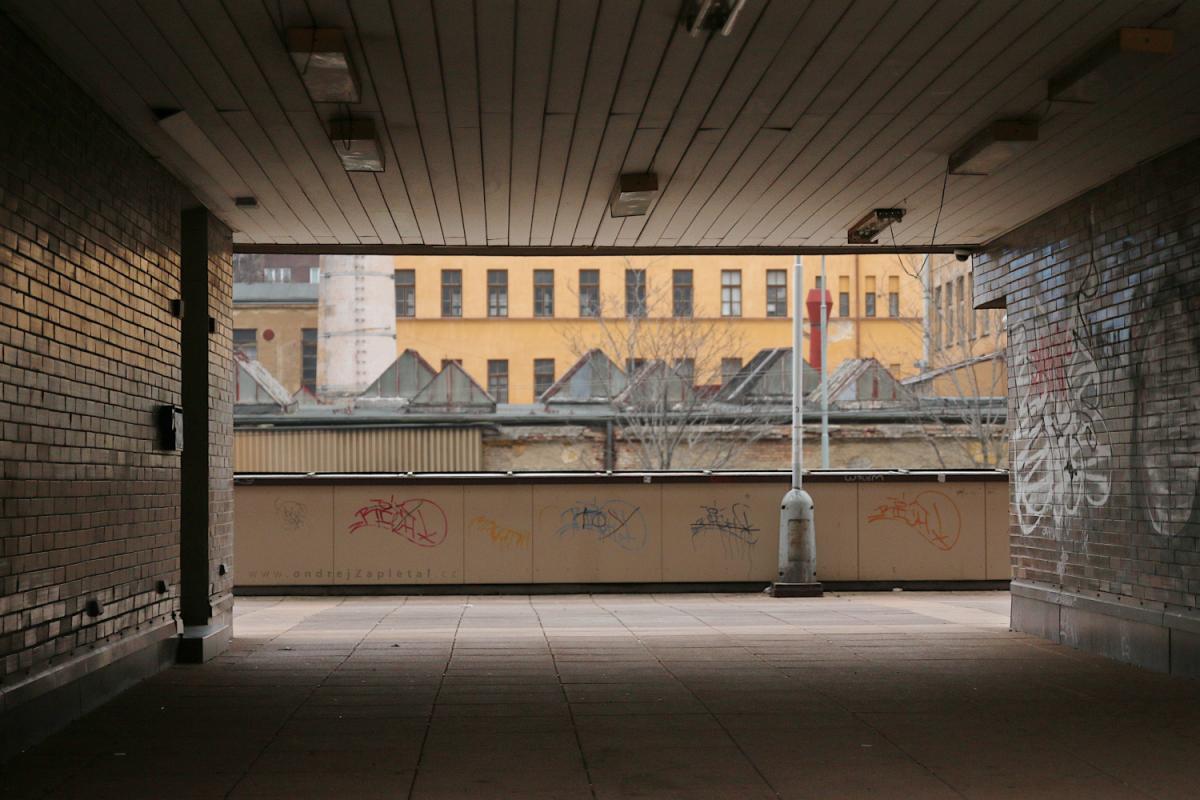 Walk through (On the photo:  (Urban photography) budova, cihly, praha, ulice)