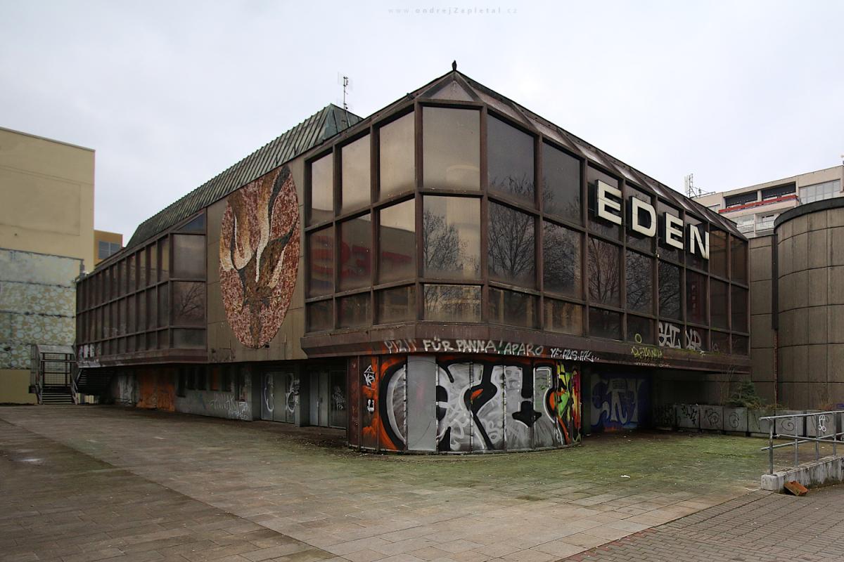 Decayed Eden (On the photo:  (Urbex photography) ruiny, budova, praha, nápisy)