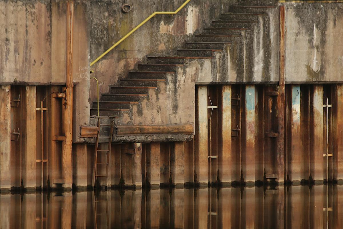 Molo (Na fotografii:  řeka, beton, industrial, železo)