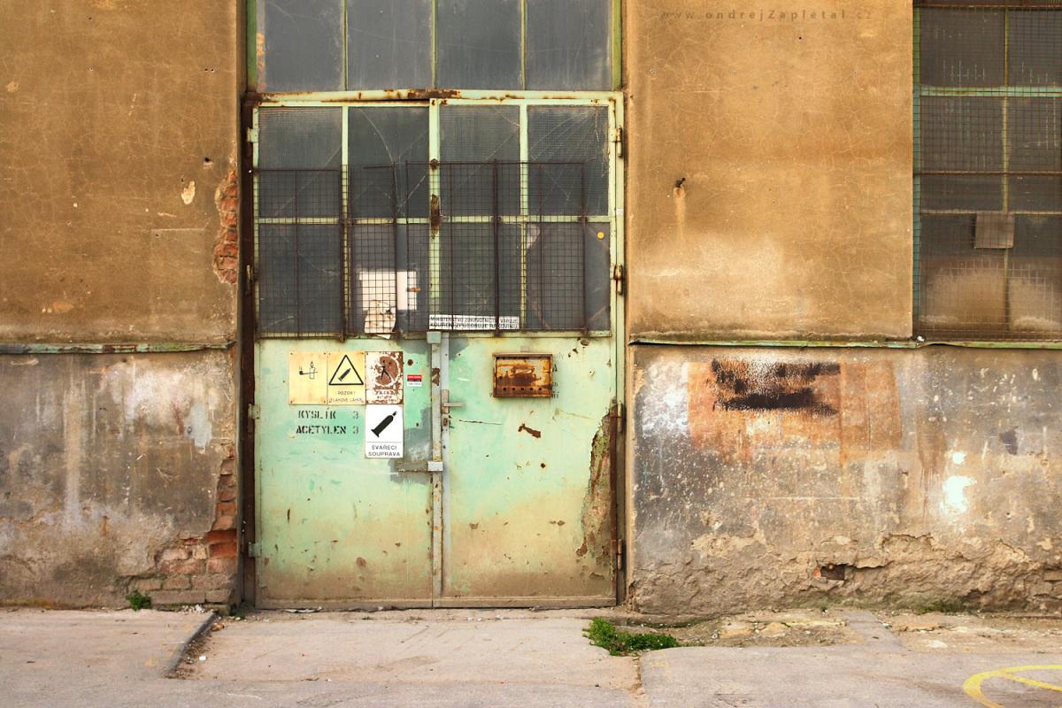 Oxygen and Acetylen behind the Door (On the photo:  (Urbex photography) budova, ruiny, praha)