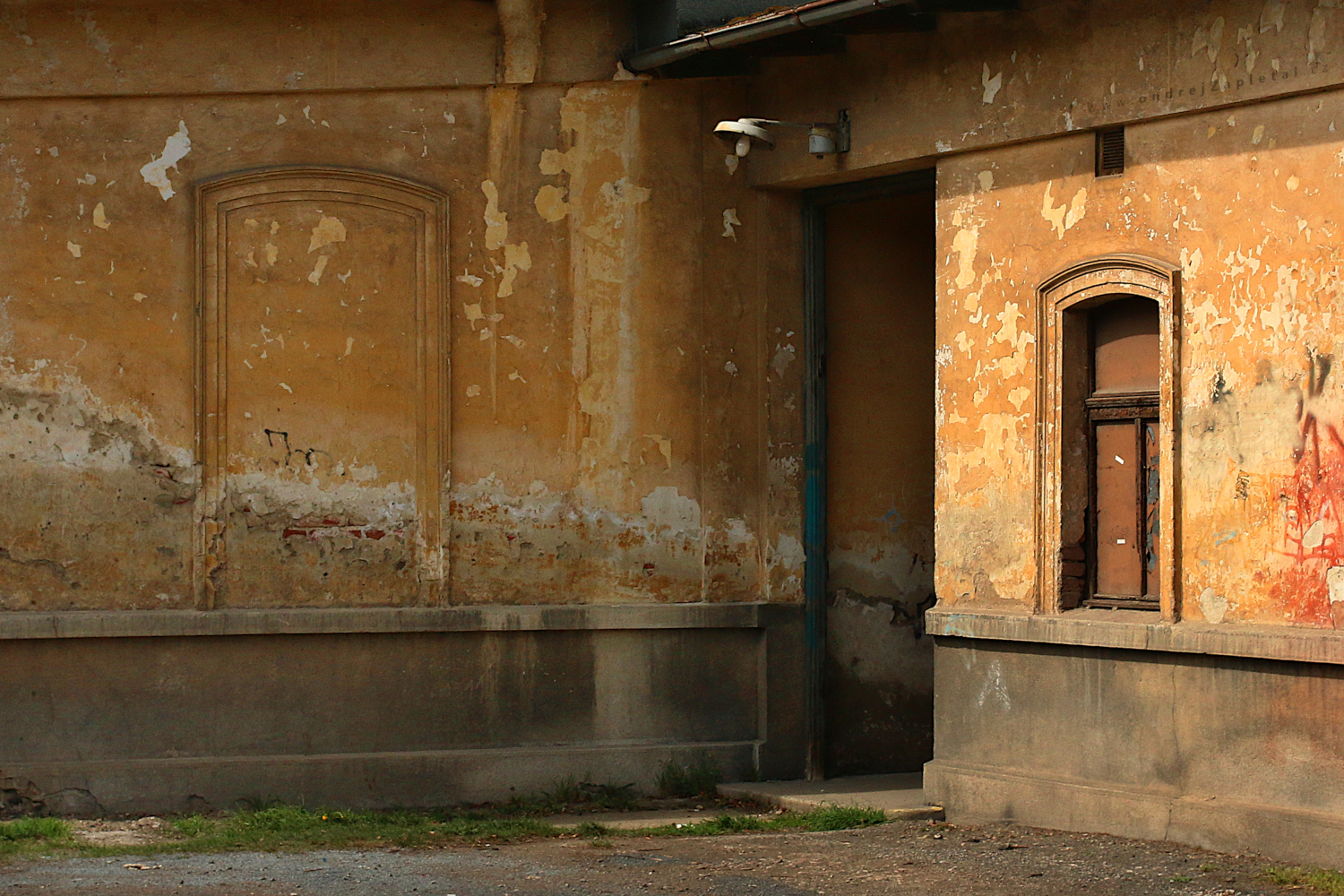 Old Lamp over the Entrance  (On the photo:  (Urbex photography) ruiny, elektřina, budova)