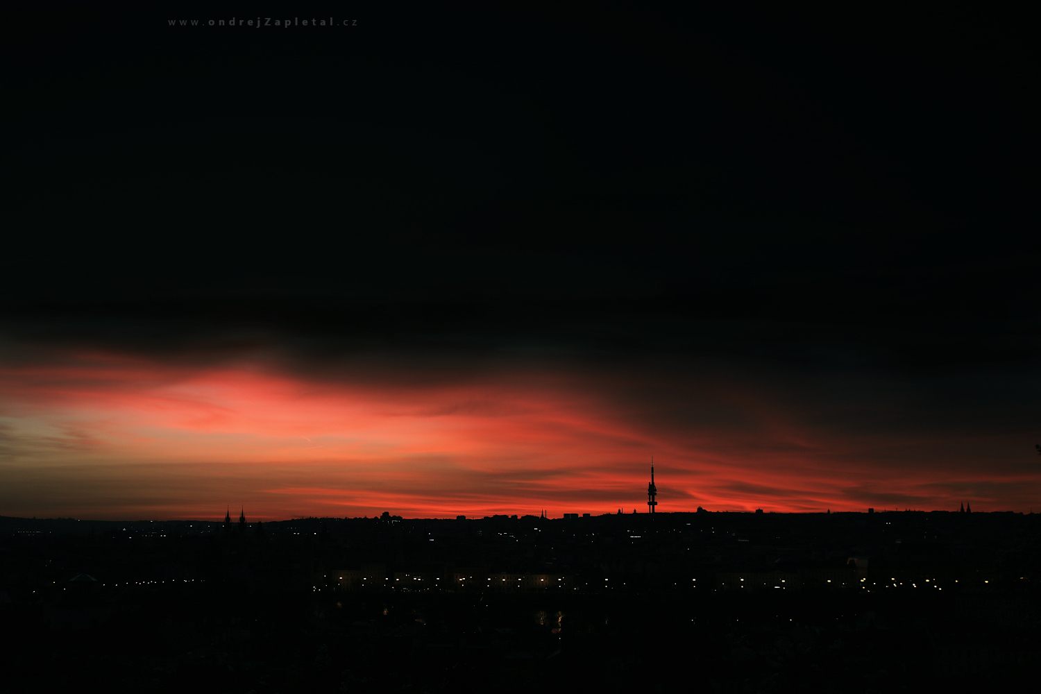 Morning Sky (On the photo:  (Urban photography) ráno, věž, mraky, obloha, praha)