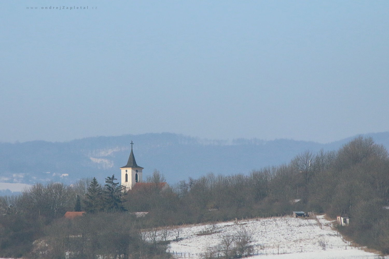 Church in Klapý (On the photo:  kostel, venkov, zima, stromy, sníh)