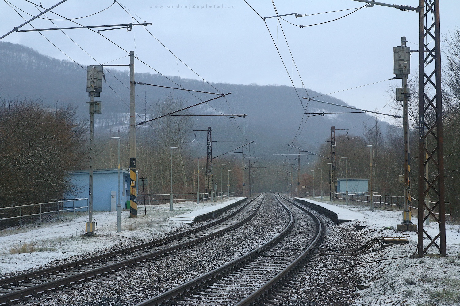 Snowed Train Stop (On the photo:  vlak, zima, elektřina, venkov, sníh)