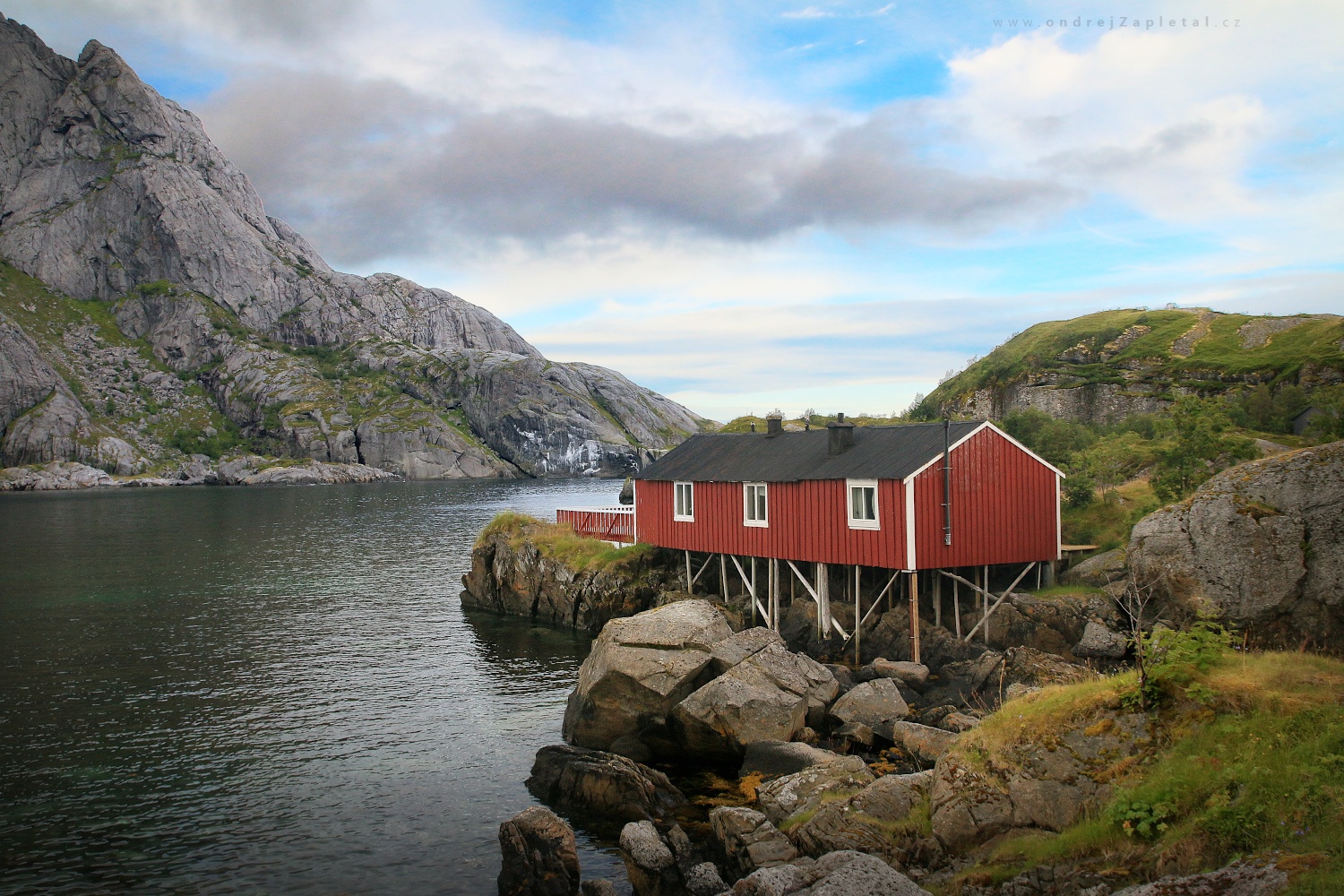 Červená chata (Na fotografii:  (Fotografie achitektury) budova, hory, moře)