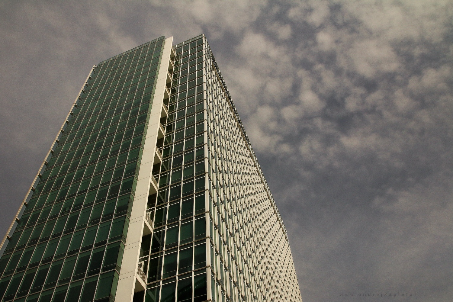 Up high (On the photo:  (Urban photography) budova, obloha, praha)