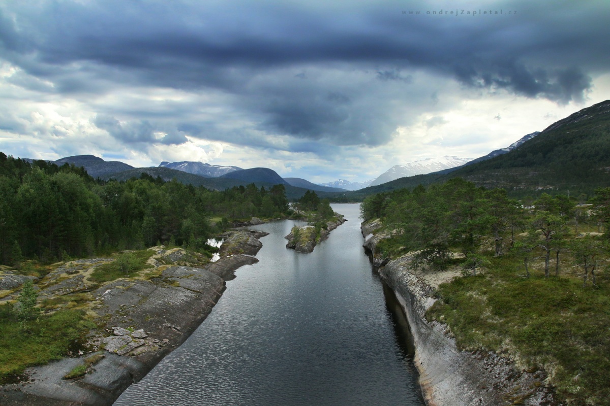 River through Rock (On the photo:  (Nature photography) řeka, skála, příroda, stromy)